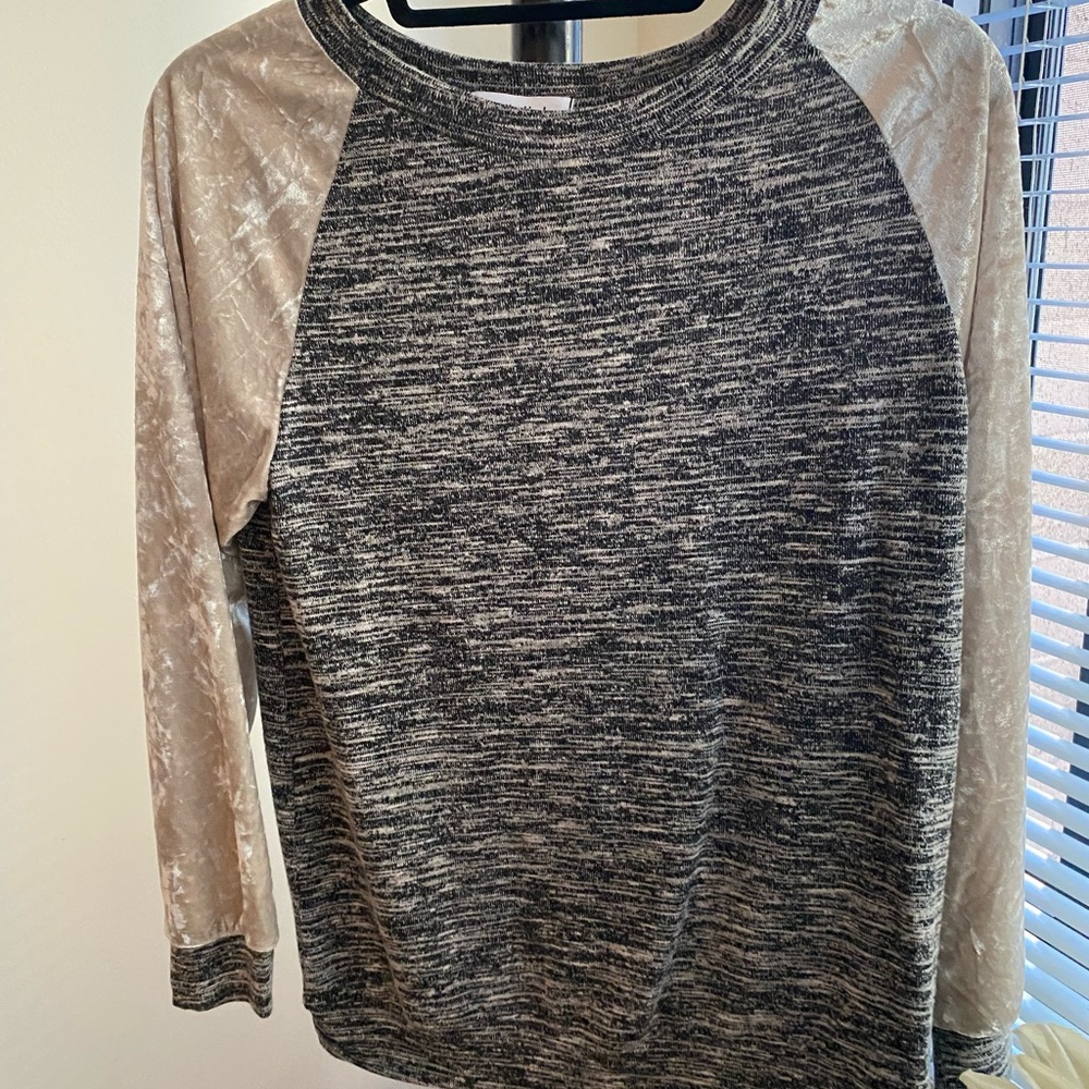 Soft sweater with shiny sleeves!